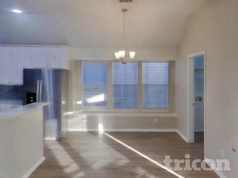 Building Photo - 2075 Crestlake Dr