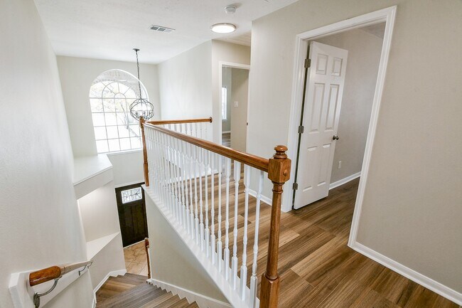 Building Photo - 815 Robins Way