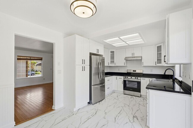 Building Photo - Remodeled 2 Bed, 2 Bath Townhouse in Petaluma's Morningstar Community