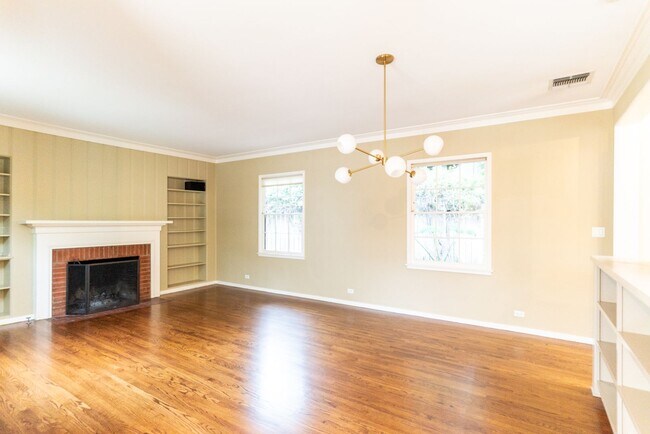 Building Photo - Beachwood Canyon 2b2b Home - Intentional F...
