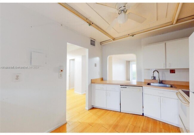 Building Photo - 1780 NE 191st St