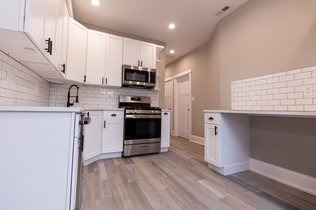 Building Photo - 3757 W Addison St