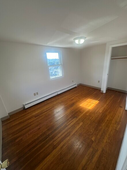 Building Photo - 226 Maple St