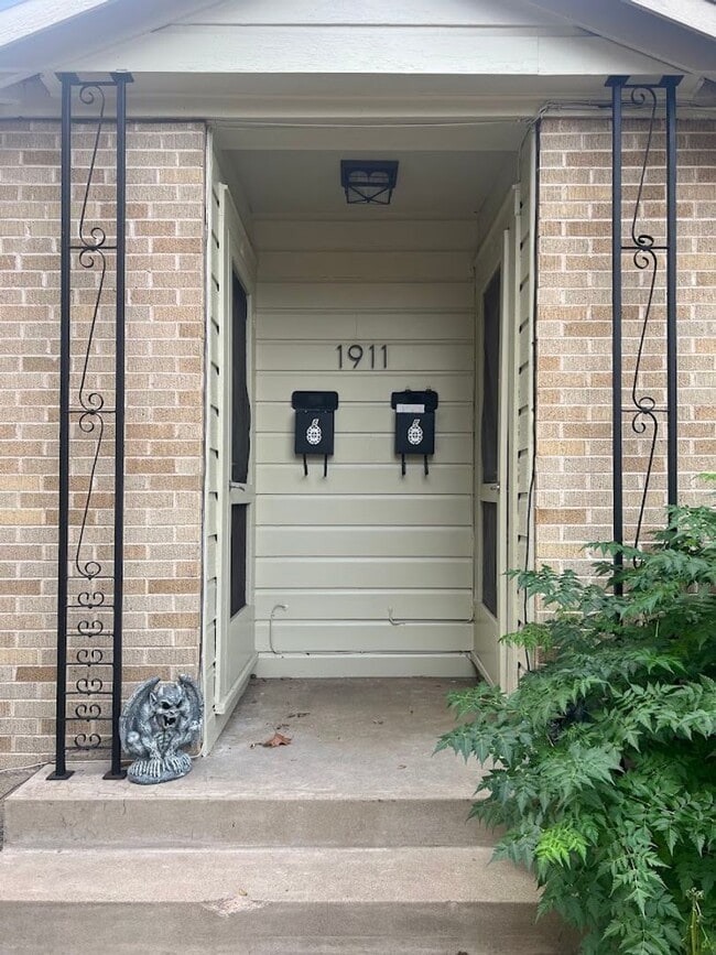 Building Photo - Rosedale Charmer - Wood Floors  - 1 BD / 1BA - W/D - Patio - Covered Parking - $1500