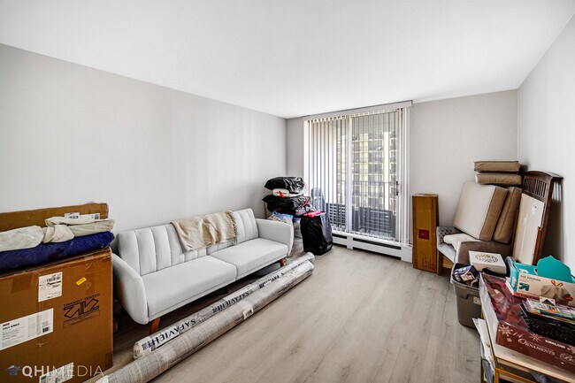 Building Photo - 6033 N Sheridan Rd