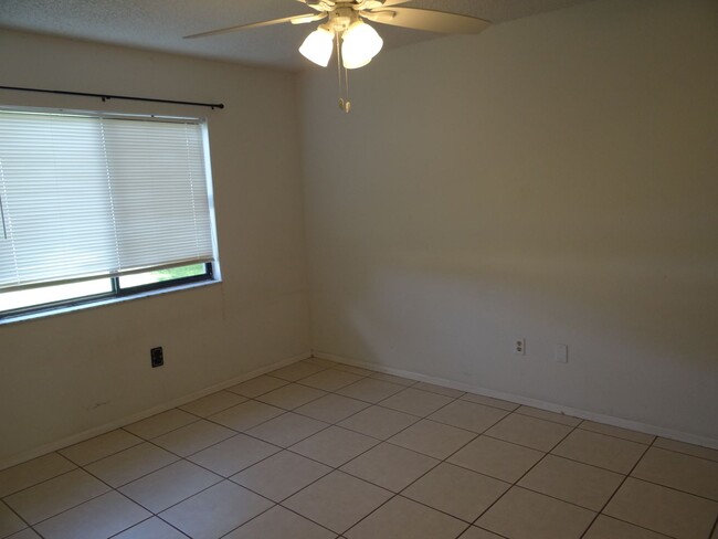 Building Photo - Super Clean Annual 2 bed 1 bath 1 garage h...