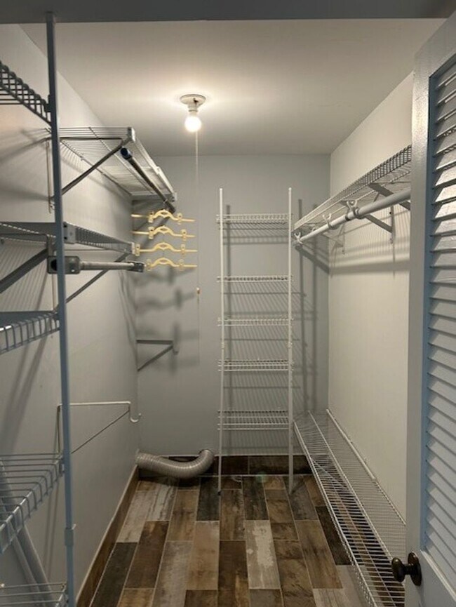 Building Photo - FREE MONTH OF DECEMBER 2025 Beach, 2nd row