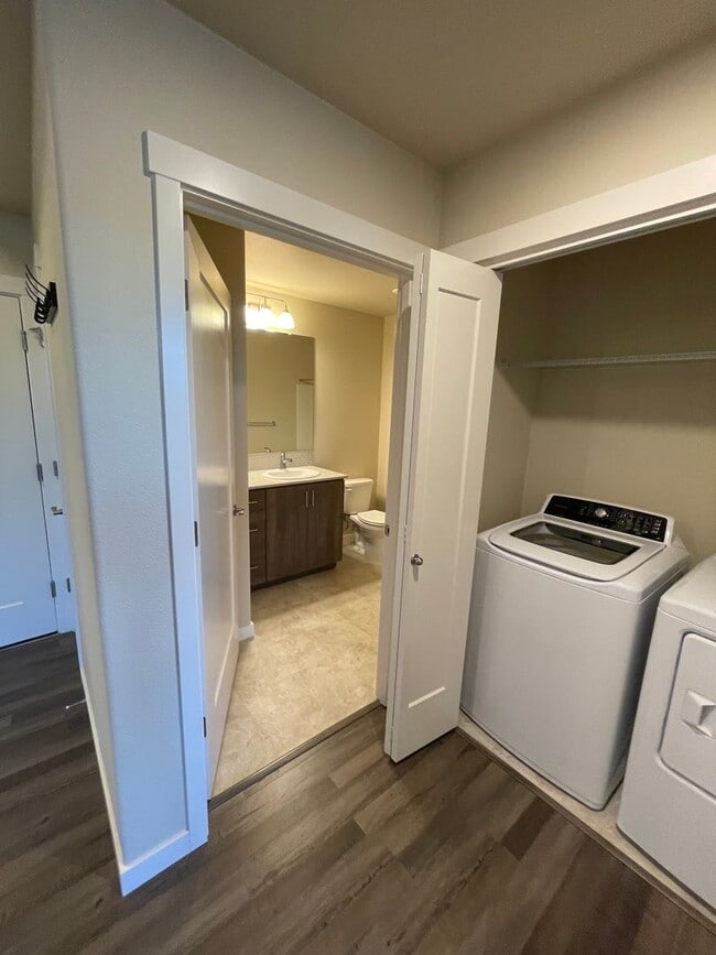 Building Photo - New 1BR Condo available in Bethany area