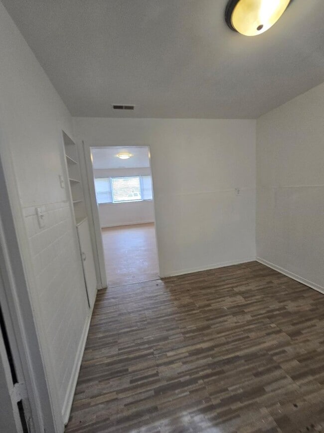 Building Photo - Two Bedroom Duplex located on the Eastside Near Arlington  and 21st Street !