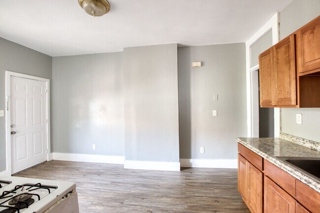 Building Photo - OVERSIZED 3 bedroom 1 bathroom Apartment