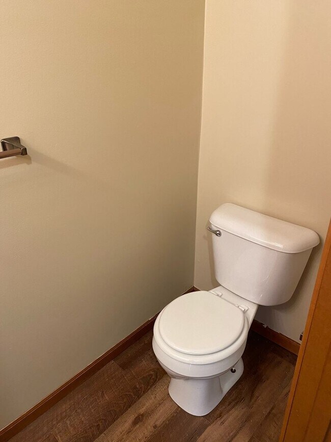 Building Photo - New Listing!
