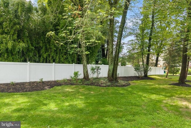 Building Photo - 480 Yale Dr
