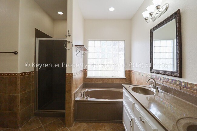 Building Photo - 4 Bed | 2 Bath in Broken Arrow!