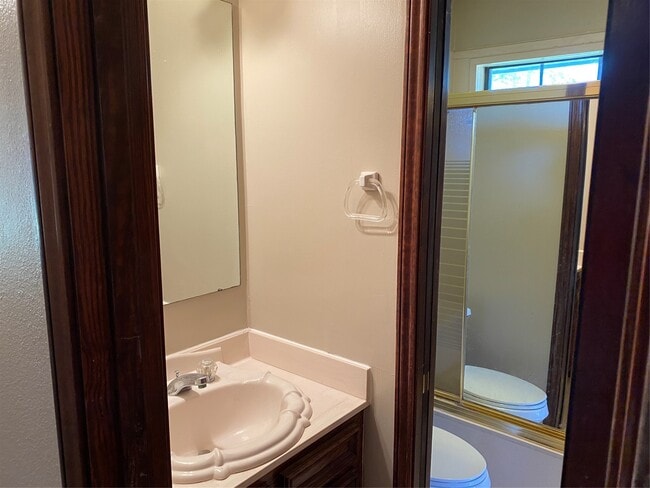 Building Photo - 301 Jansen Dr