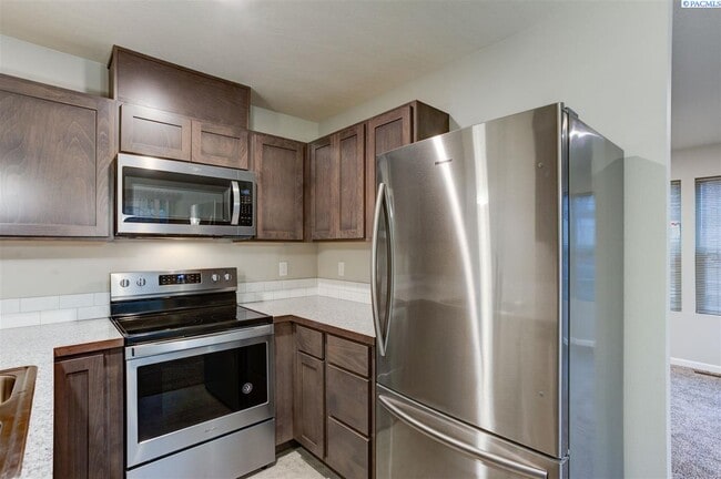 Building Photo - 3bdr/2.5 ba with garage, Low maintenance!