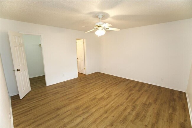 Building Photo - 8002 Sonnet Ave
