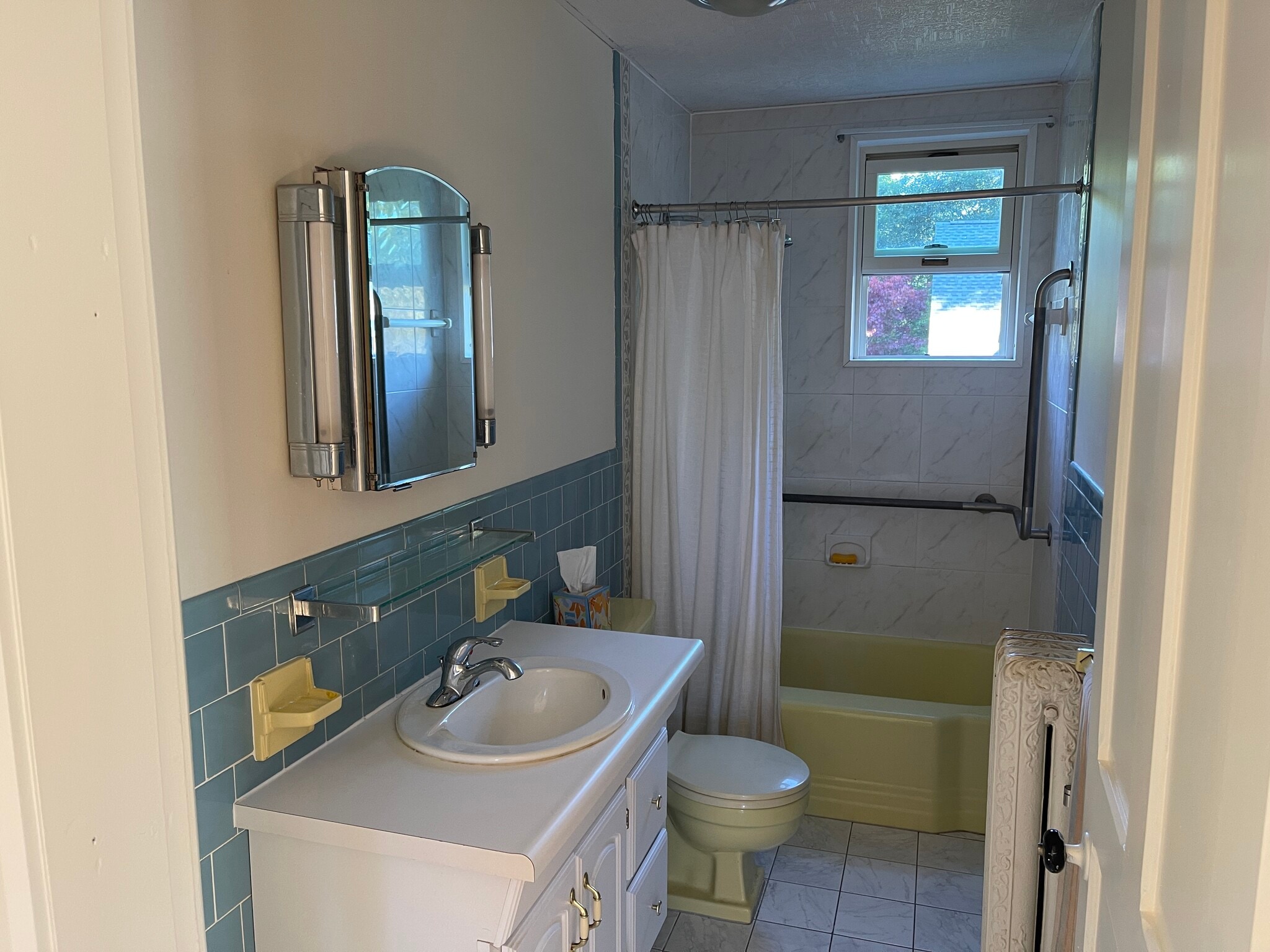 Full Bathroom - Second floor - 256 Main St
