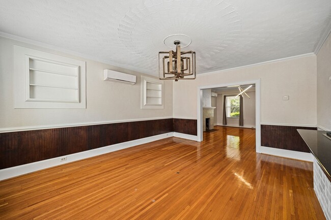 Building Photo - Beautiful Renovated 3 Bedroom 2.5 Bath off...
