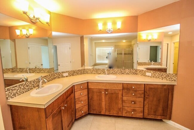 Building Photo - Excellent Snohomish Location. 5bed 3bath 2 Car Garage Sitting on a non through street with very l...