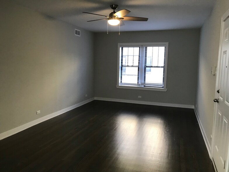 Building Photo - 1954 W Wilson Ave