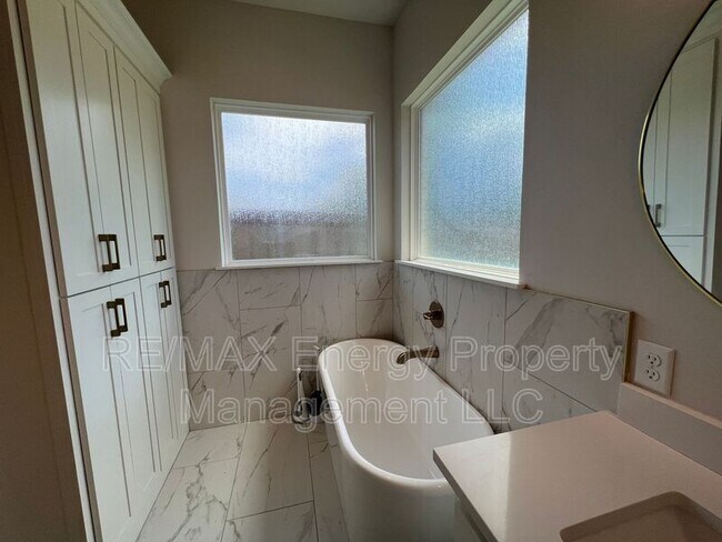 Building Photo - 440 St Claire Dr