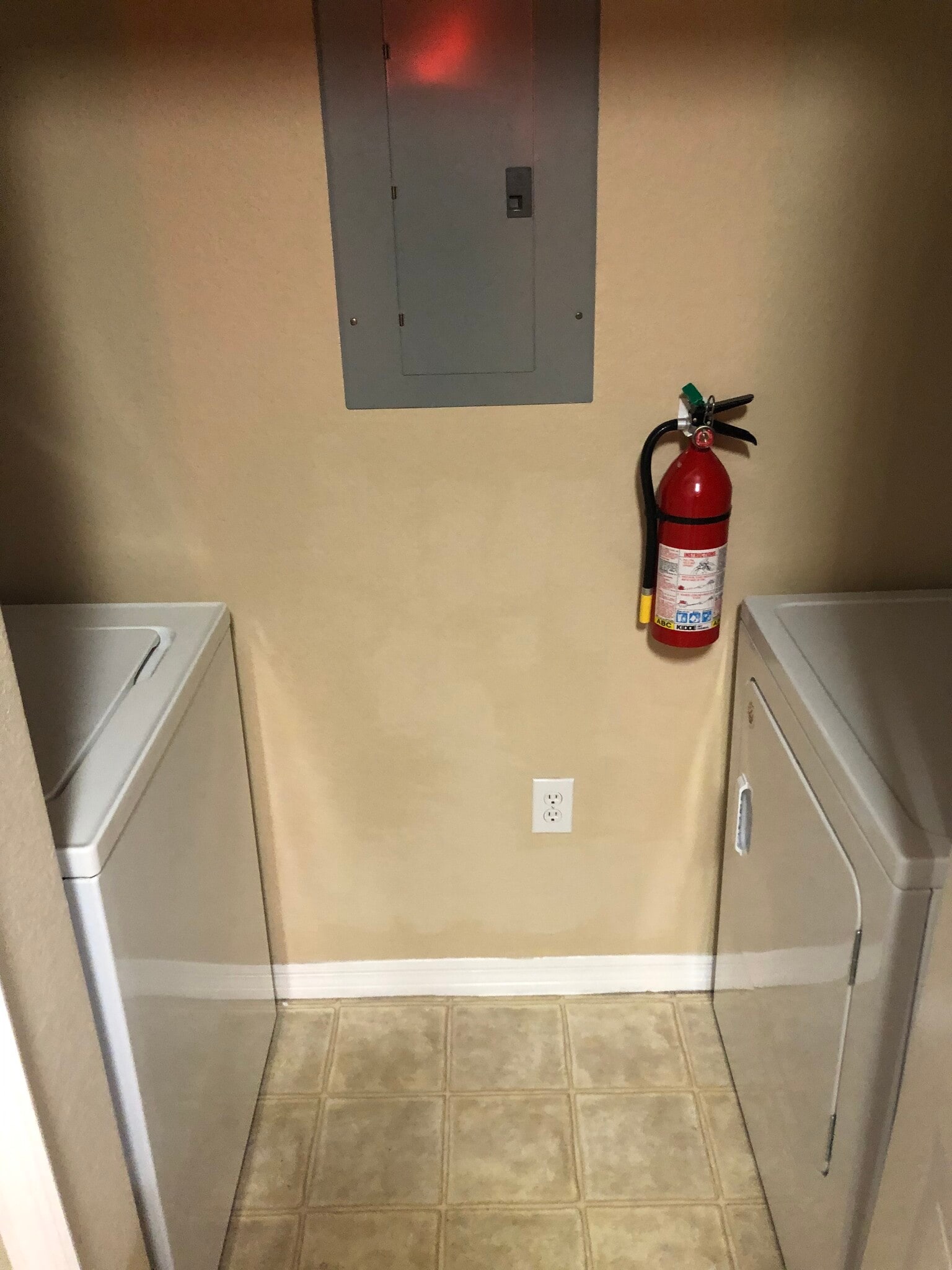 Building Photo - 5475 Vineland Rd