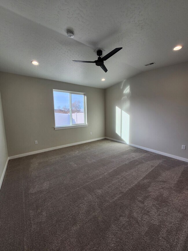 Building Photo - 3330 S Nelson Pl
