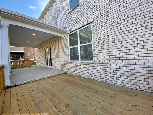 Building Photo - “Modern comfort meets Murfreesboro charm —...