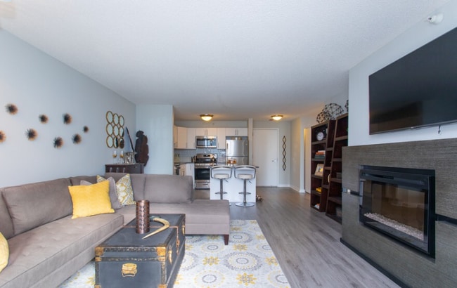 Building Photo - 573 N State St