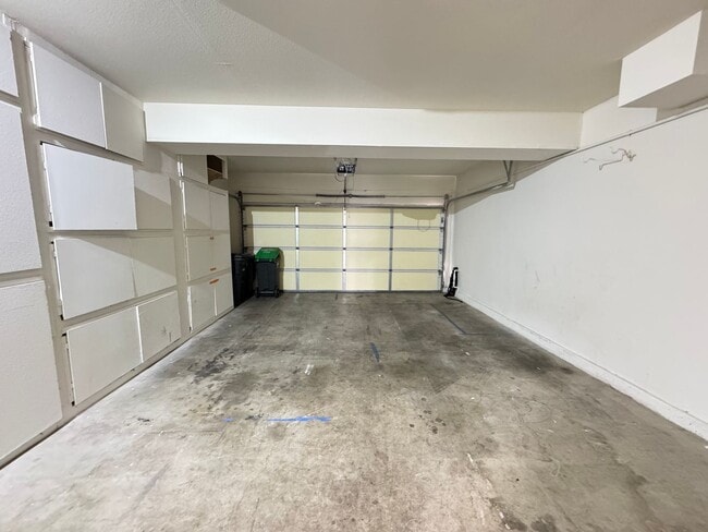 Building Photo - Beautiful 2Bd/2.5Ba Townhome in Rancho Santa Margarita w/2 Car Garage!