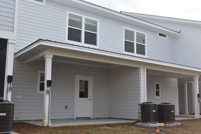 Building Photo - Available June 2025-Garage Unit Verandas a...