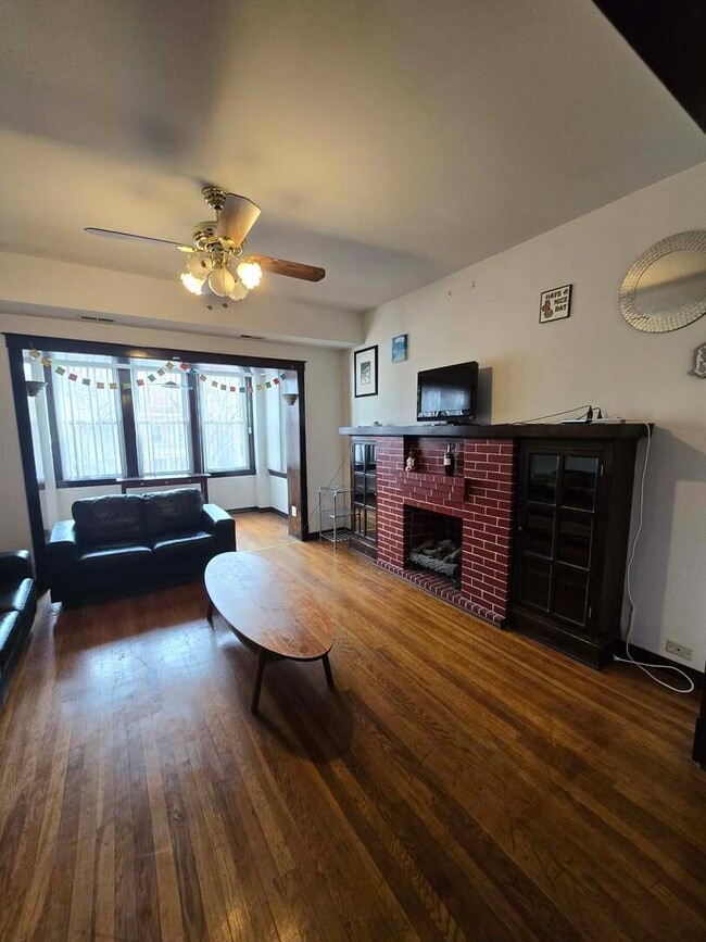 Building Photo - 5114 N Ashland Ave