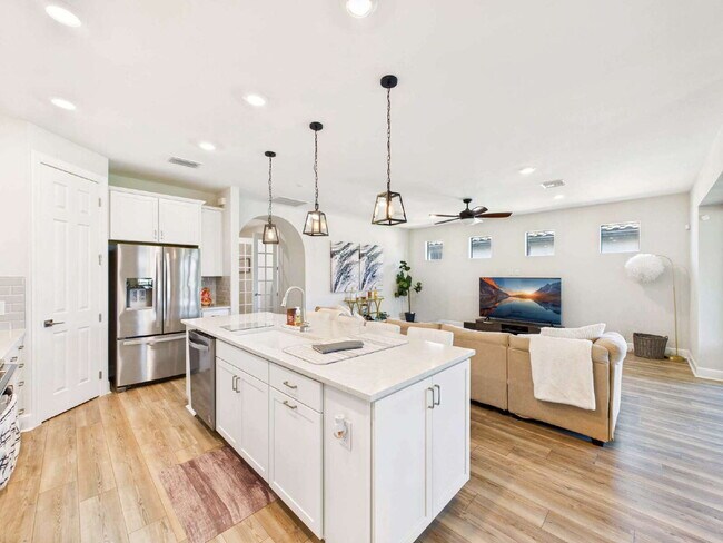 Building Photo - Furnished 3 Bedroom, 2 Bath Single-Family ...