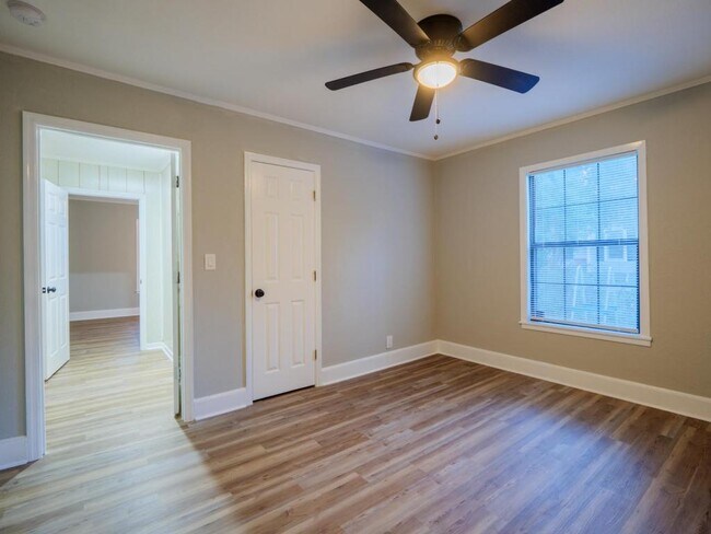 Building Photo - 804 Lakeland Ave