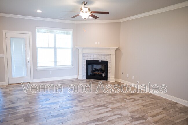 Building Photo - 940 E Skyline Lp