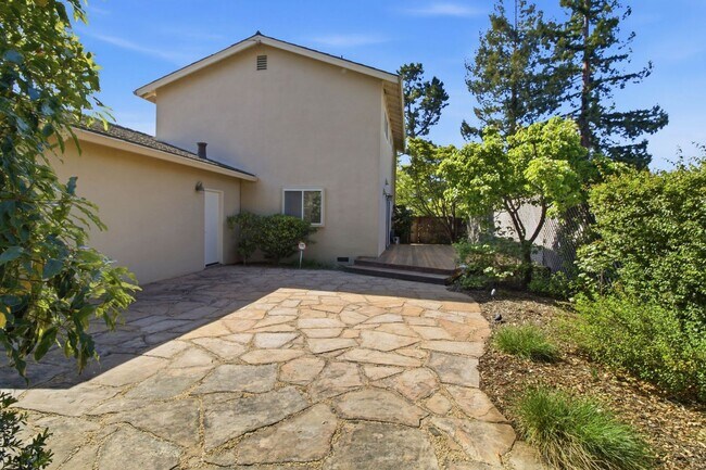 Building Photo - Remodeled 3-Bedroom 2.5-Bathroom Barron Park Home