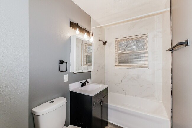 Building Photo - Charming 2 Bed, 1 Bath Apartment in Indianapolis - Don't Miss Out!