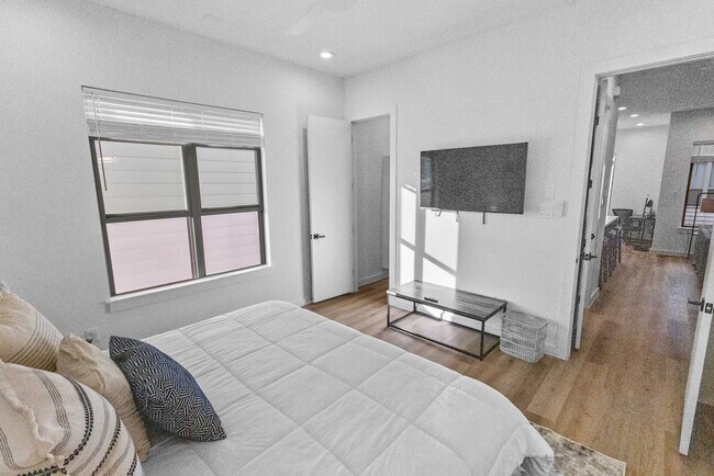 Building Photo - 6742 Peerless St