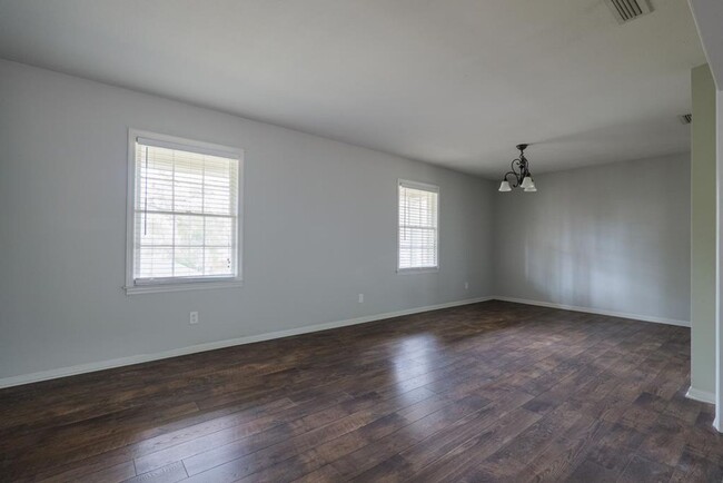 Building Photo - Spacious Brick Home with Modern Finishes i...