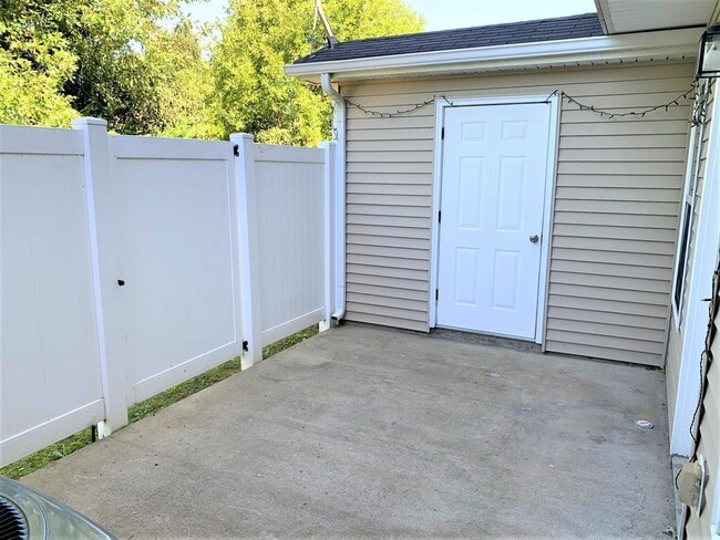 Building Photo - Two bedroom townhome for rent!