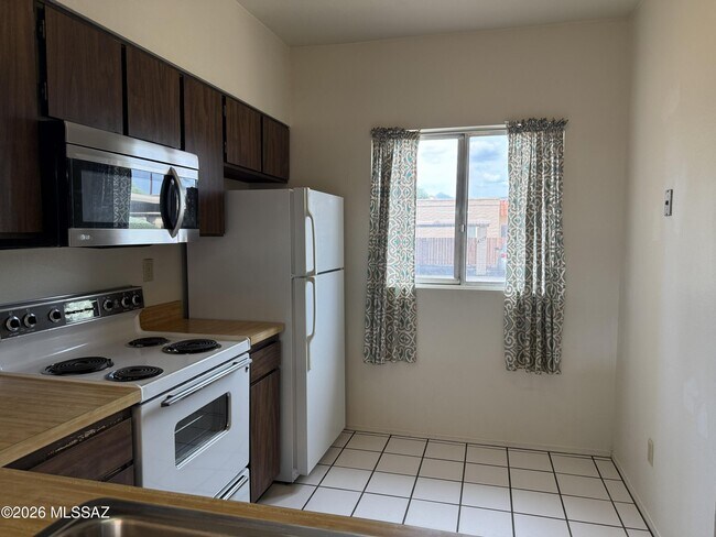Building Photo - 964 S Pantano Rd