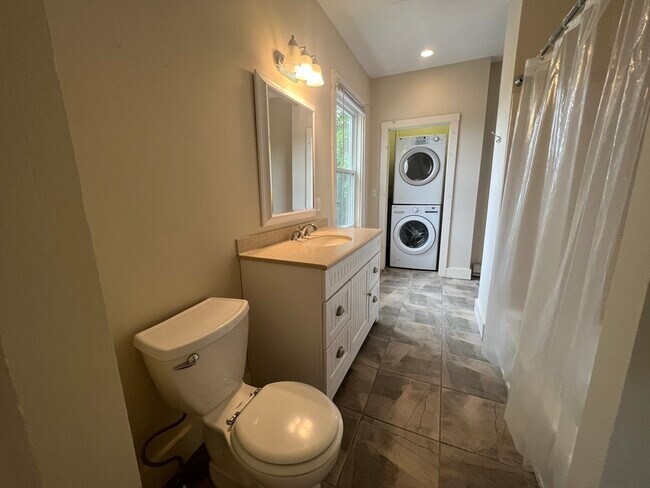 Building Photo - 76 Chestnut St