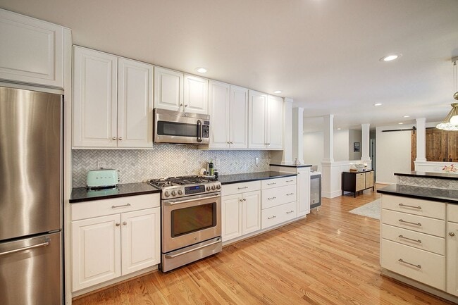 Building Photo - 5bd/2.75ba Mercer Island Home