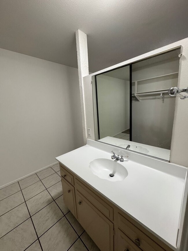 Building Photo - Orchard Lane Condo for Rent near the 101 F...