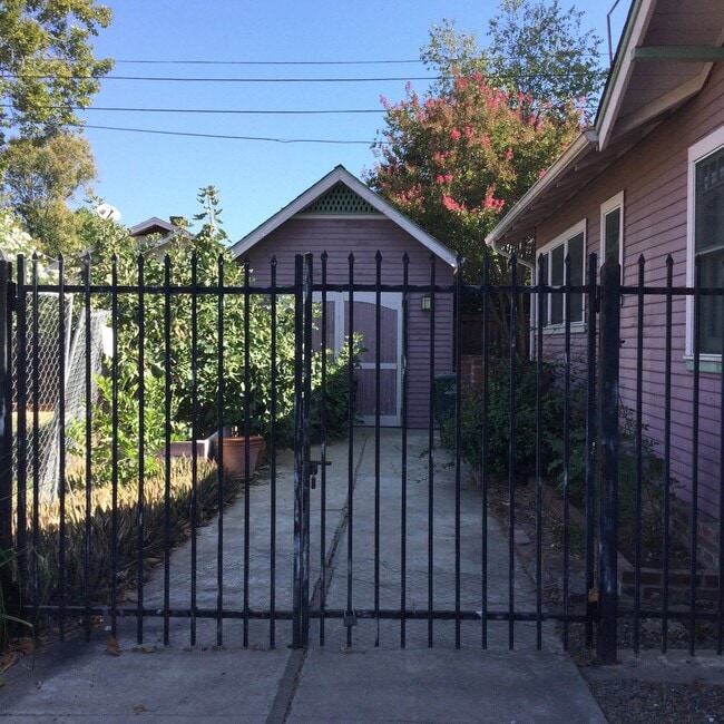 Building Photo - Charming 2 bedroom 1 Bath Close to Midtown!