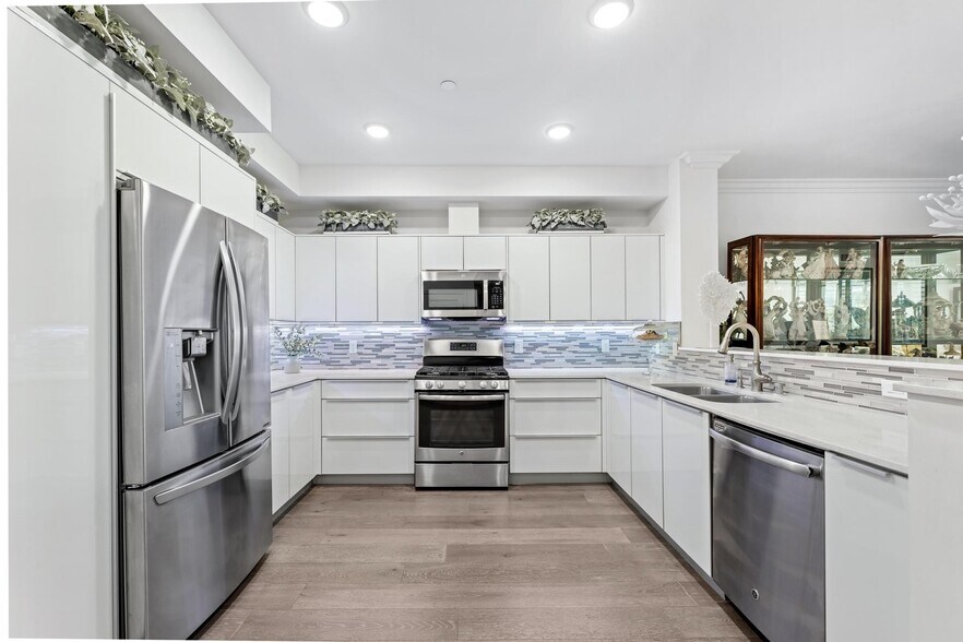 Building Photo - 5253 Vantage Ave