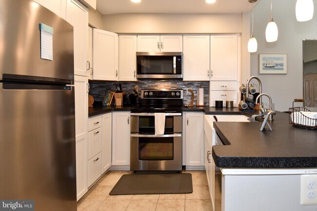 Building Photo - 6905 Victoria Dr