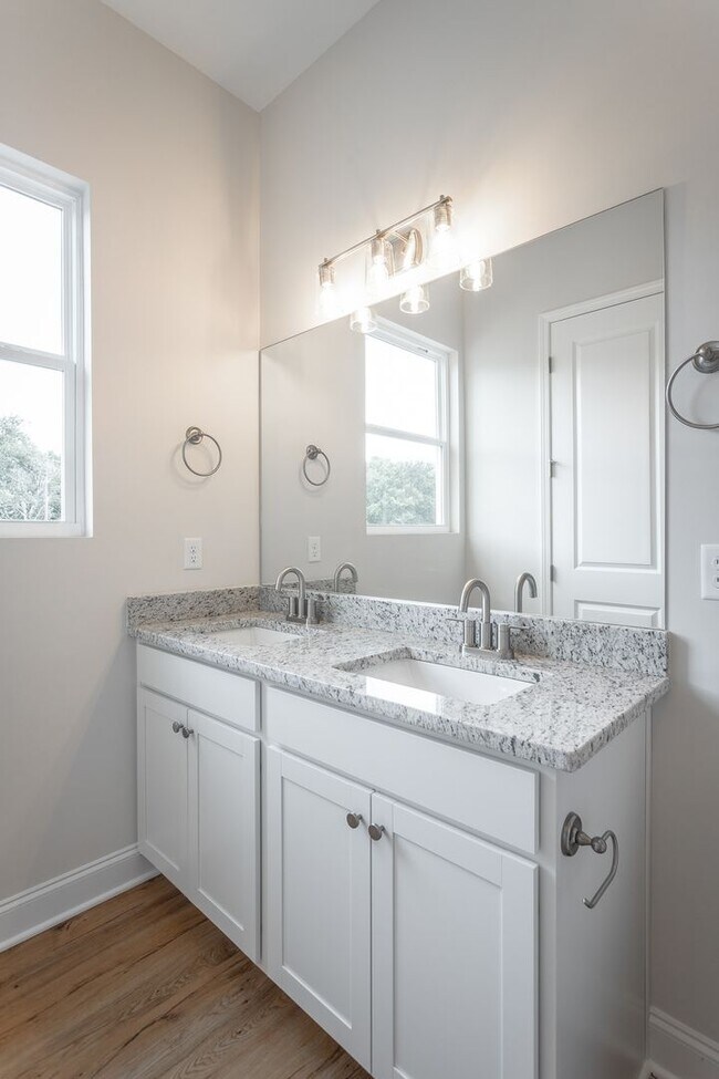 Building Photo - 2017 S Lyerly St