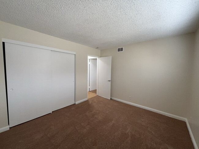 Building Photo - "Chic & Spacious 2-Bed Oasis in Prime Las ...