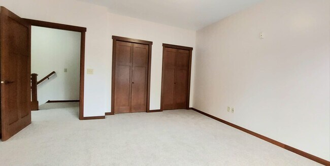 Building Photo - Stunning 2 level Condo in Exclusive St Pau...
